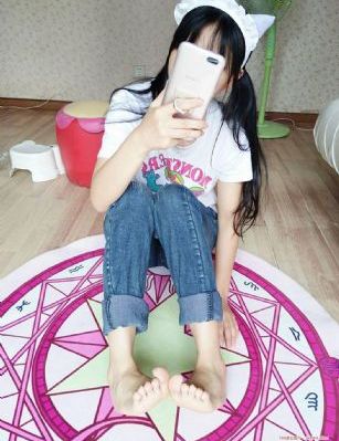 女室友自愿成为我的脚奴_HD免费在线观看